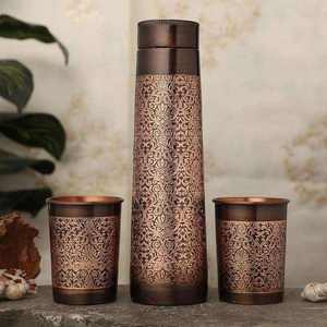 Coffret Cadeau Bouteille en Cuivre Style Baroque Royal avec Deux Verres Assortis – Vaisselle Métallique Décorative – Collection Cadeau de Luxe OEM - Product Image 1