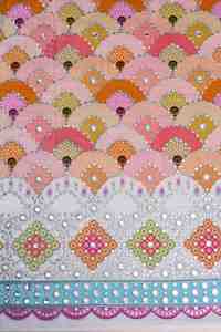 Crêpe naturel blanc pêche imprimé motif géométrique miroir avec bordure épaisse pour tissu de robe Kurti pour filles, vêtements ethniques de créateur - Product Image 4