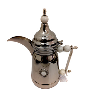 กาหม้อกาแฟอาหรับเคลือบเงาสีเงิน KAMRAN - ดีไซน์ลวดลายประดับตกแต่งอย่างงดงาม ฝาปิดและด้ามจับลายหินอ่อนสีขาว สำหรับตกแต่งบ้าน - Product Image 1