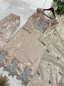 Ensemble élégant de kurta en soie JMY avec dupatta brodée et tenue de créateur à découpes - Product Image 3