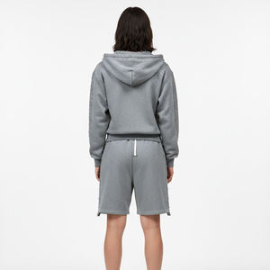 Conjunto de dos piezas de lujo para hombre: Sudadera con capucha gris de verano con cremallera y tachuelas, y pantalones cortos de forro polar grueso con detalles de pedrería, de secado rápido. - Product Image 6