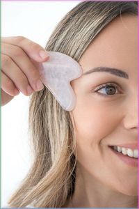Outil de massage Gua Sha en résine verte, cuillère de raclage facial, forme personnalisée, exfoliant de soin beauté, technique de moulage de statues en résine - Product Image 3