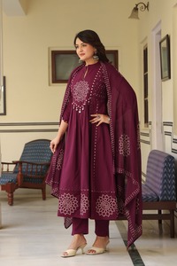 Conjunto de Kurti de Algodón Bordado con Diseño Floral para Mujer, con Pantalón y Dupatta, Estilo Tradicional Indio-Pakistaní para Uso Diario - Product Image 5