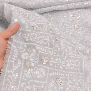 Tissu de sari en organza gris brodé avec détails en sequins pour femmes, vêtements de créateur pour fêtes, vêtements de mariée - Product Image 1