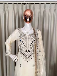 Conjunto de salwar kameez moderno y a la moda, hecho con tela 100% Georgette y adornos de espejo, con un kameez de excelente ajuste, a precio de mayorista. - Product Image 4