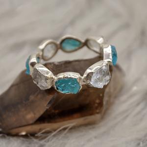 Anillo de Apatita Azul Cruda de Alta Calidad con Banda de Eternidad de Plata Esterlina, Joyería de Piedra de Nacimiento de Marzo, Regalo para Ella, Fiesta - Product Image 1