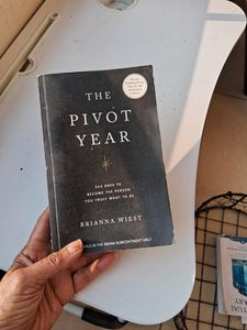 The Pivot Year de Brianna Wiest, libro en inglés con tapa blanda sobre motivación y mentalidad - Product Image 5