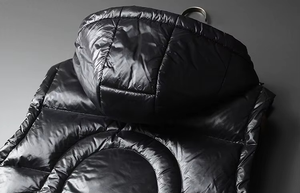 เสื้อกั๊กพัฟเฟอร์แบบมีฮู้ดบุใยกันลมสำหรับผู้ชาย สีดำ เงางาม ระบายอากาศได้ดี เหมาะสำหรับฤดูหนาวและกิจกรรมกลางแจ้ง  รับผลิตตามแบบ OEM - Product Image 3