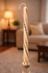 Bougie en cire de soja conique de qualité supérieure, motifs tourbillonnants noirs et dorés complexes, parfum lavande, sans fumée, pour une ambiance relaxante. - Product Image 2