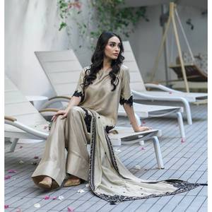 Conjunto de chal bordado de diseñador: top, pantalón y dupatta con trabajo de lentejuelas - Product Image 4