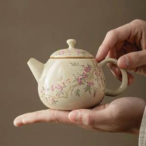 Théière à motif floral lavande très vendue avec bec verseur fluide, poignée confortable et corps isotherme pour le service du thé - Product Image 3