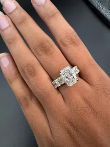 Anillo de Compromiso de Oro Sólido con Corte Radiante y Banda de Eternidad con Diamantes Laterales Radiantes y Redondos, Joyería Nupcial para Hombre y Regalo - Product Image 4