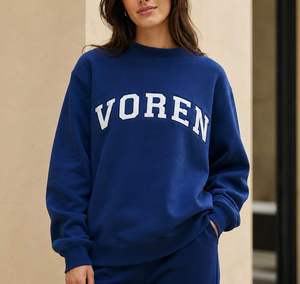 เสื้อสเวตเชิ้ตคอกลมโอเวอร์ไซส์ NOREN สีน้ำเงิน ผ้าฝ้ายถัก ทรงยูนิเซ็กส์ สไตล์ลำลอง พิมพ์ลายตัวอักษรด้านหน้า สไตล์ฤดูใบไม้ร่วง - Product Image 2