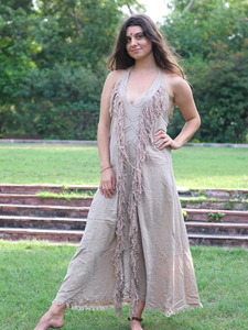 Elegante Vestido Maxi Verde Oliva de Algodón Hecho a Mano con Cuello Halter y Bordado Geométrico Intrincado y Delicado para un Estilo Bohemio - Product Image 5