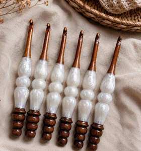 ชุดเข็มโครเชต์ไม้ SOFIYA CRAFT รุ่น Ergonomic พร้อมลูกปัดมุก ทนทาน ด้ามจับเรียบเนียน ขนาด 20 ซม. ความหนา 3 มม. อุปกรณ์ถักนิตติ้ง - Product Image 1