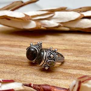 Anillo de Plata con Diseño Tribal Vintage para Mujer, Joyería para Bodas y Fiestas, Acabado en Plata Oxidada, Diseño de Labradorita, Venta al Por Mayor - Product Image 1