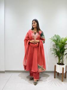 Conjunto de diseñador con diseño de codificación de patrones y bordado, top de Mul Chanderi con pantalón Plazzo y Dupatta, completamente cosido y listo para usar. - Product Image 1