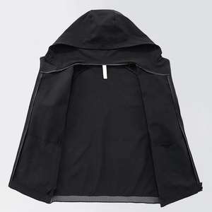 เสื้อแจ็คเก็ตผู้ชาย OEM แห้งเร็ว สกรีนโลโก้ได้ ผลิตจากโพลีเอสเตอร์ 100% สไตล์วินเทจ เรโทร กันน้ำ กันลม เหมาะสำหรับเล่นกีฬาและกิจกรรมกลางแจ้ง - Product Image 4