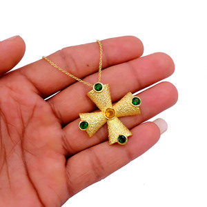 Collier plaqué or avec double pierre précieuse émeraude et citrine - Pendentif croix texturé délicat et réglable - Product Image 3