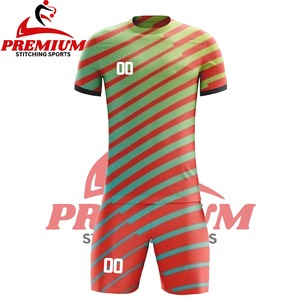 Uniforme de football pour hommes respirant de qualité supérieure OEM, manches courtes, logo personnalisé, couleur unie, tissu 100% polyester - Product Image 3