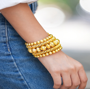 Bracelets superposés en perles de vinyle colorées avec de minuscules perles d'espacement dorées, disponibles à prix de gros. - Product Image 5