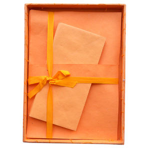 กระดาษรีไซเคิลจากฝ้าย 10 แผ่นขนาด A4 พร้อมซองจดหมาย 5 ซอง บรรจุในกล่องที่เข้าชุดกัน - Product Image 1