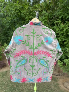 Chaqueta de terciopelo bordada a mano de primera calidad para mujer |   Ropa Exterior de Terciopelo con Diseño Floral de Lujo |   Chaqueta de Invierno de Moda Boutique - Product Image 5