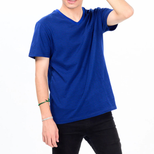 เสื้อยืดแขนสั้นคอวีลายทางสำหรับผู้ชาย ทรงลำลอง สีน้ำเงิน - Product Image 6
