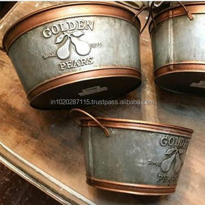 Cubo de maceta galvanizado hecho a mano con detalles rústicos únicos inspirados en la letrina para el tema de la decoración del jardín y el patio del país - Product Image 5