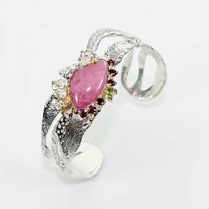 จี้หรูหราสีชมพูทับทิม เงินแท้ 925 ชุบทอง 24K ออกแบบมาเพื่อความสง่างามแบบราชวงศ์ ประกายสีชมพูเข้ม โดดเด่นเหนือกาลเวลา เครื่องประดับระดับไฮเอนด์ - Product Image 3