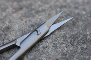 Tijeras de precisión extrafina con punta afilada para piel muerta y cutículas, con tornillo real - Product Image 2