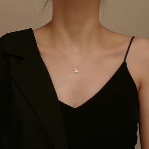 Collar de Perlas Naturales de Agua Dulce con Plata S925 Chapada en Oro, Colgante de Cola de Pez con Concha de Mariposa Blanca Impecable, Dijes Finos y Resistentes - Product Image 1