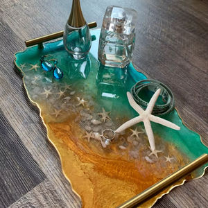 Elegante Bandeja de Resina para Servir con Diseño Oceánico, Escamas Doradas de Estrella de Mar y Asas Doradas, Hecha y Pintada a Mano, Tamaño Personalizable - Product Image 1