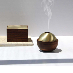 Brûle-encens en bois artisanal avec couvercle sphérique en métal doré et finition bois chaud, apportant une touche moderne à n'importe quel espace. - Product Image 5