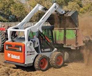 Vente en gros de Bobcat T450, mini-chargeuse compacte à chenilles, avec conception hydraulique efficace, équipement durable pour les travaux agricoles, l'aménagement paysager et la construction. - Product Image 4