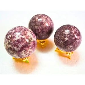Vente en gros de sphères et figurines artisanales en Lépidolite avec support métallique pour la guérison, le Feng Shui, la méditation et l'art de collection - Product Image 2