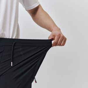 Pantalon décontracté léger en soie glacée CoolFormula, respirant, extensible, infroissable, avec poches zippées sécurisées pour homme - Product Image 2
