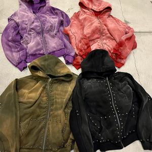 Sudadera con capucha de felpa francesa personalizada con gráficos y remaches, estilo vintage, de algodón de alto gramaje, lavado ácido, efecto descolorido por el sol, corta y con pedrería. - Product Image 4