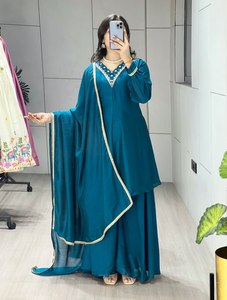 Ensemble Kurti et Palazzo brodés de qualité supérieure avec dupatta assorti, tenue traditionnelle indienne pour femmes, disponible à la vente - Product Image 2