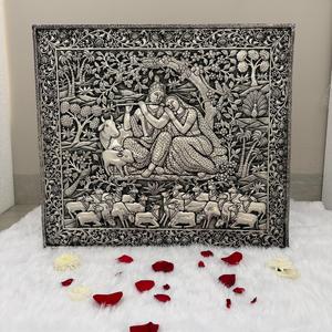 Nouvelle Arrivée : Art Mural Métallique Gravé Traditionnel Rectangulaire Radha Krishna Vaches, Décoration Murale Faite à la Main avec Cadre Argenté Antique - Product Image 2