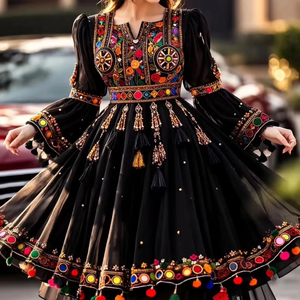 Robe afghane Kuchi authentique de longueur courte en tissu de soie riche violet et doré, ornée de motifs multicolores complexes. - Product Image 1