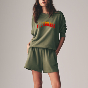 Conjunto de dos piezas casual de algodón 100% de alta calidad para mujer: camiseta regular y pantalón corto de ciclista con logo personalizado, encaje y forro polar, color liso hasta la rodilla. - Product Image 1