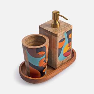 Juego de baño moderno de madera con dispensador de jabón y vaso con diseño de rostro abstracto sobre bandeja - Product Image 2