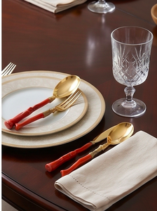 Service de couverts vintage plaqué or avec manches rouge corail, idéal pour les mariages et la mise en table. - Product Image 4