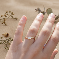 Anillo Abierto con Diamante Marquise en Engaste de Garras, Oro Amarillo, Ajustable, Minimalista, Solitario, Unisex, Joyería Fina, Certificado para Boda