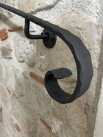 Embout de main courante d'escalier en fer forgé de style traditionnel, à fixation murale, résistant à la rouille, avec un motif festonné.
