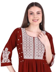 Conjunto de Kurta SAZU Maroon Nayra-Cut para Mujer en Mezcla de Algodón Suave, Kurti Bordado en Línea A, Pantalones Rectos, Conjunto Étnico Elegante - Product Image 3