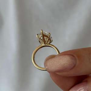 Bague solitaire en diamant de laboratoire de 5 carats, taille poire, E VS1, or 14 carats, certifiée IGI - Product Image 2