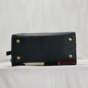 Bolso de Hombro de Cuero Walla de Lujo, Diseño Floral Rojo con Cierre Lateral de Cremallera, Bolso de Mano Duradero y Moderno con Diseño Occidental - Product Image 3