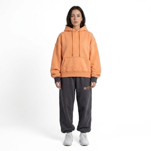 Conjunto de Sudadera con Capucha Naranja Personalizada y Pantalones Anchos Negros de Felpa de Algodón, Estilo Casual Urbano, Venta al Por Mayor OEM - Product Image 1